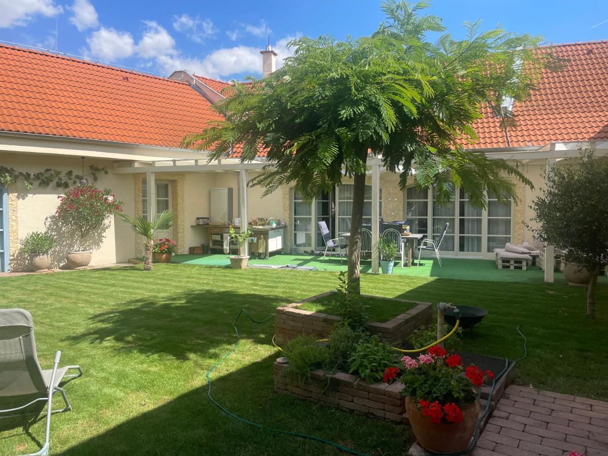 Monpe Apartmanik S Atmosferou Komárno Buitenkant foto