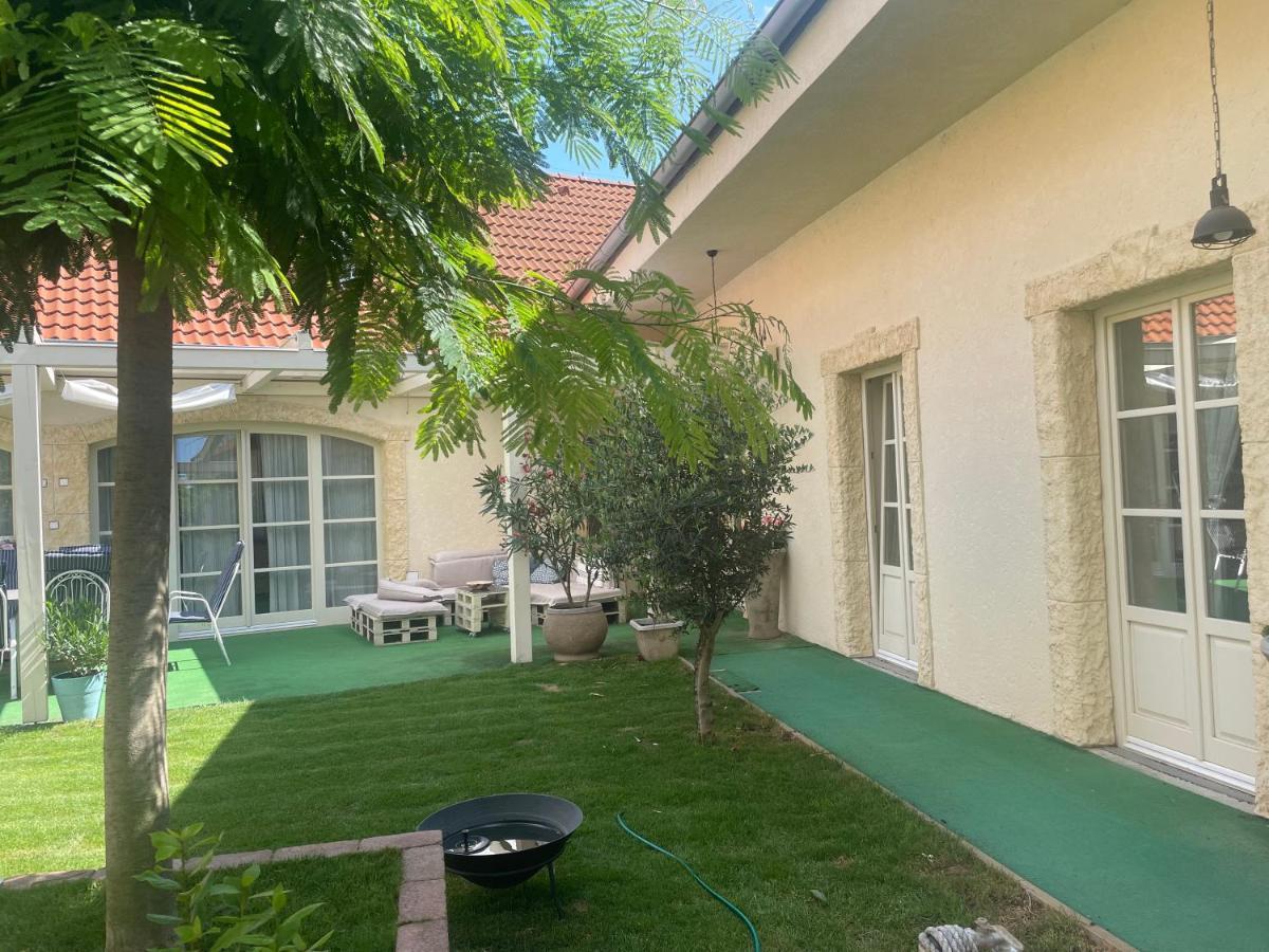 Monpe Apartmanik S Atmosferou Komárno Buitenkant foto